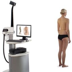 Eine Frau steht vor einem Scanner für die Wirbelsäule